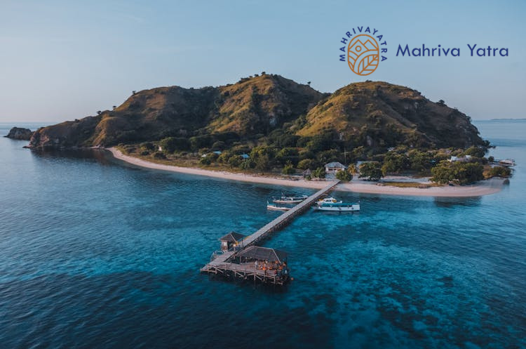 Panorama laut biru dan pulau-pulau kecil di Labuan Bajo, Nusa Tenggara Timur