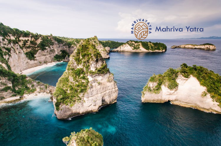Perairan biru jernih dan tebing khas Nusa Penida, Bali