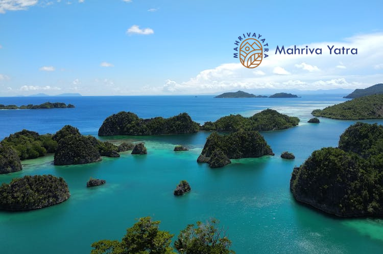 Pemandangan bawah laut dan pulau-pulau kecil di Raja Ampat, Papua Barat